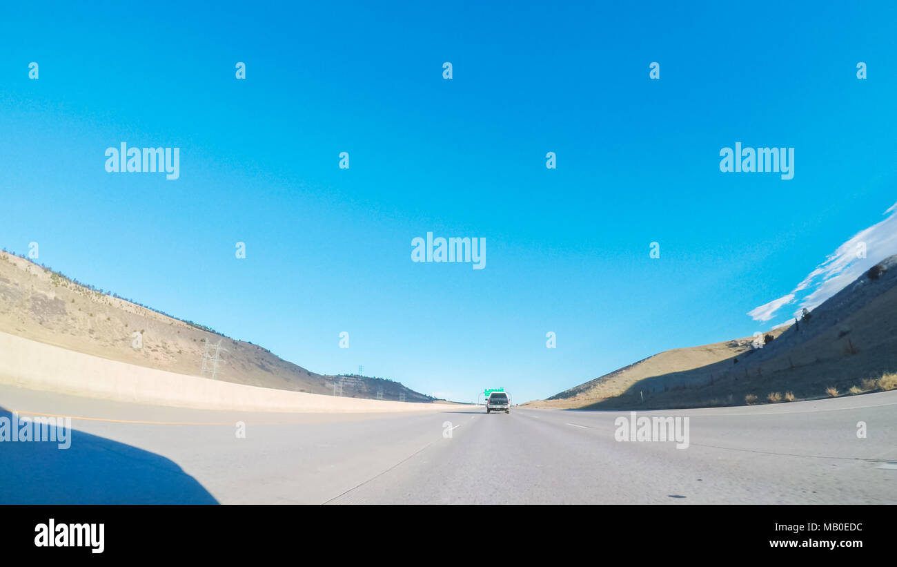 La guida su autostrada intestato 470 nelle prime ore del mattino. Foto Stock