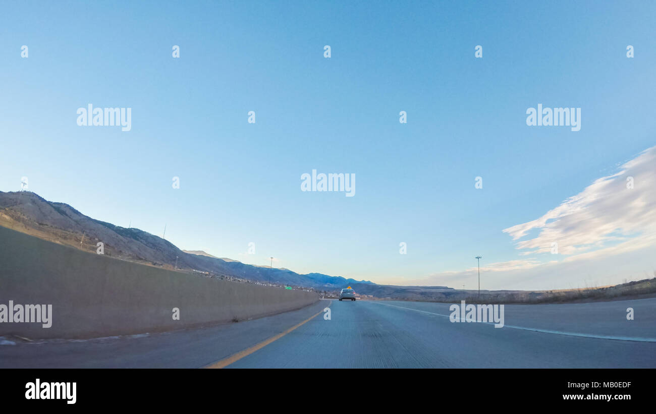 La guida su autostrada intestato 470 nelle prime ore del mattino. Foto Stock