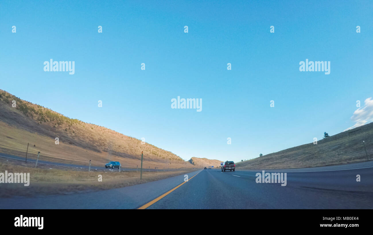 La guida su autostrada intestato 470 nelle prime ore del mattino. Foto Stock