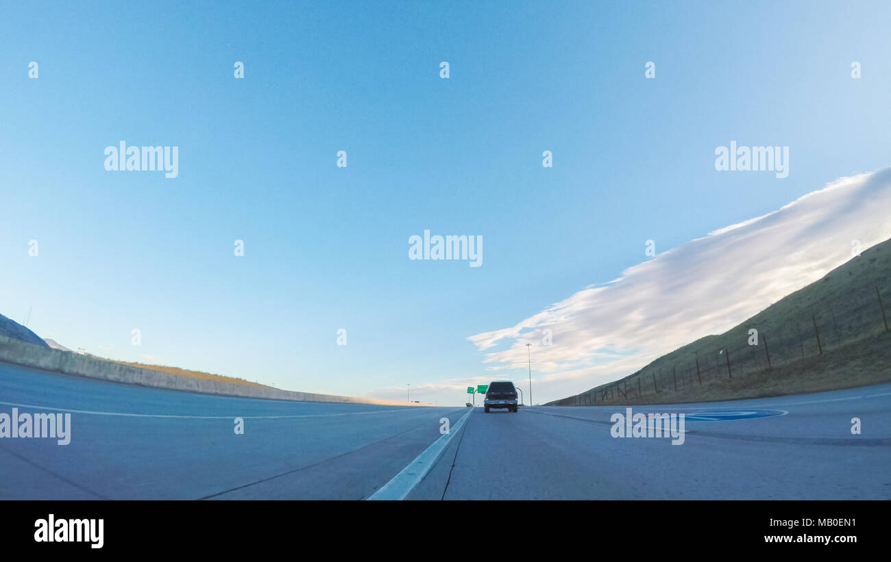 La guida su autostrada intestato 470 nelle prime ore del mattino. Foto Stock