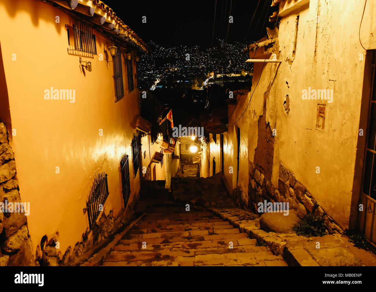 Un vicolo buio di notte in Cusco, Perù. Foto Stock