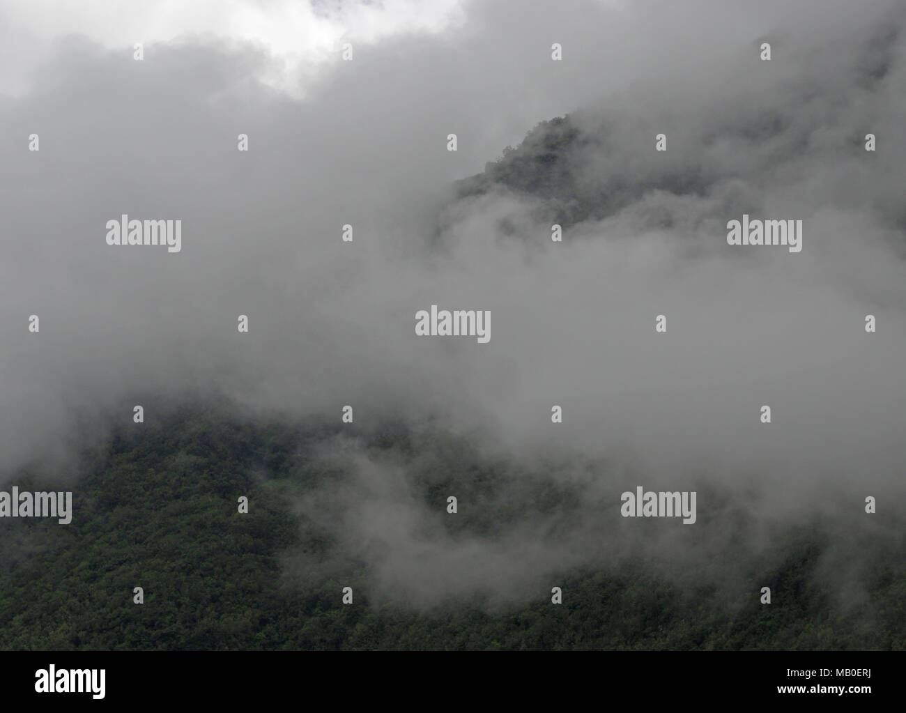 Nuvole ascendente in montagna Foto Stock