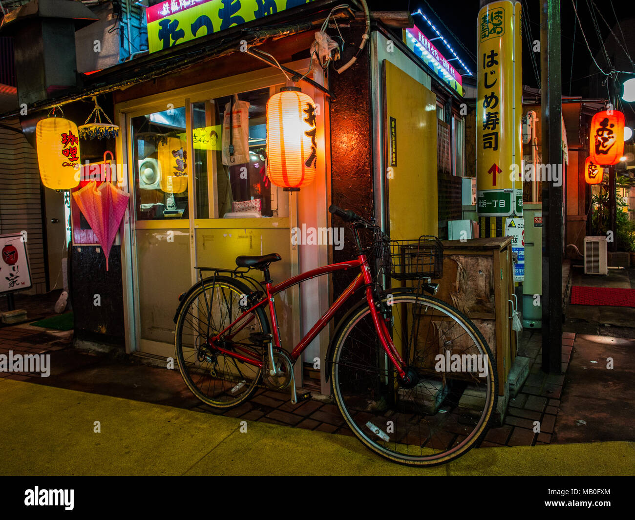 Bicicletta e rosa ombrello fuori del ristorante, Beppu, Kyushu, Giappone Foto Stock