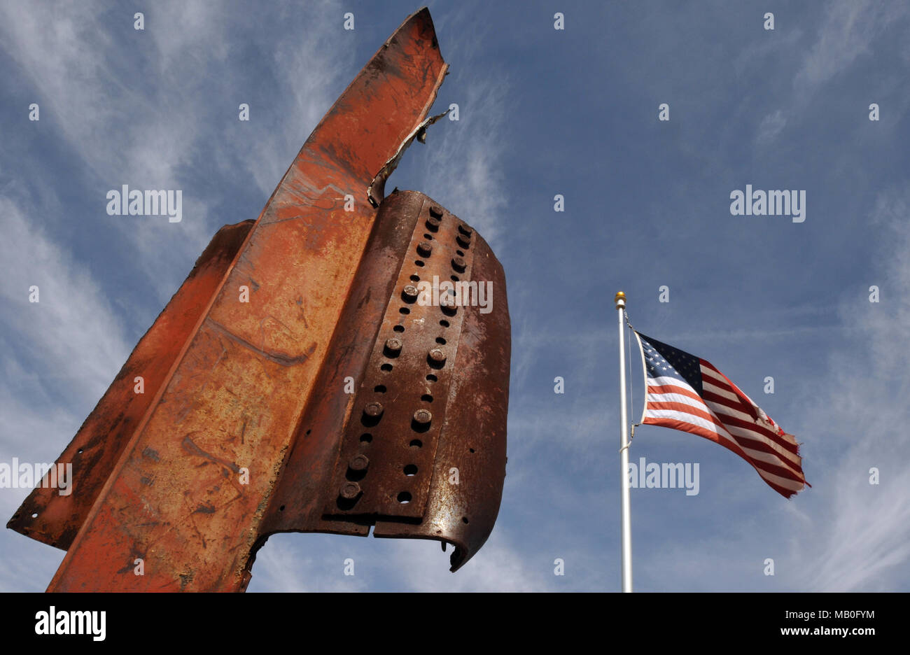 Una delle due travi di acciaio recuperato dal relitto del World Trade Center che formano parte del 9/11 ricordo giardino in Winslow, Arizona. Foto Stock