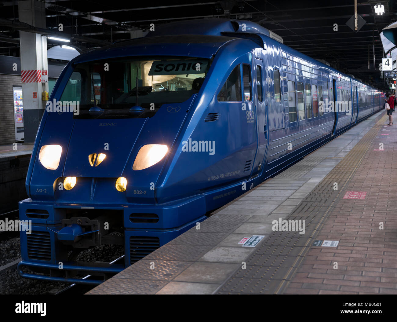 Una rampa in Giappone (JR Kyushu) Serie 883 Sonic il treno alla stazione di Kokura in Kitakyushu, Giappone. Foto Stock