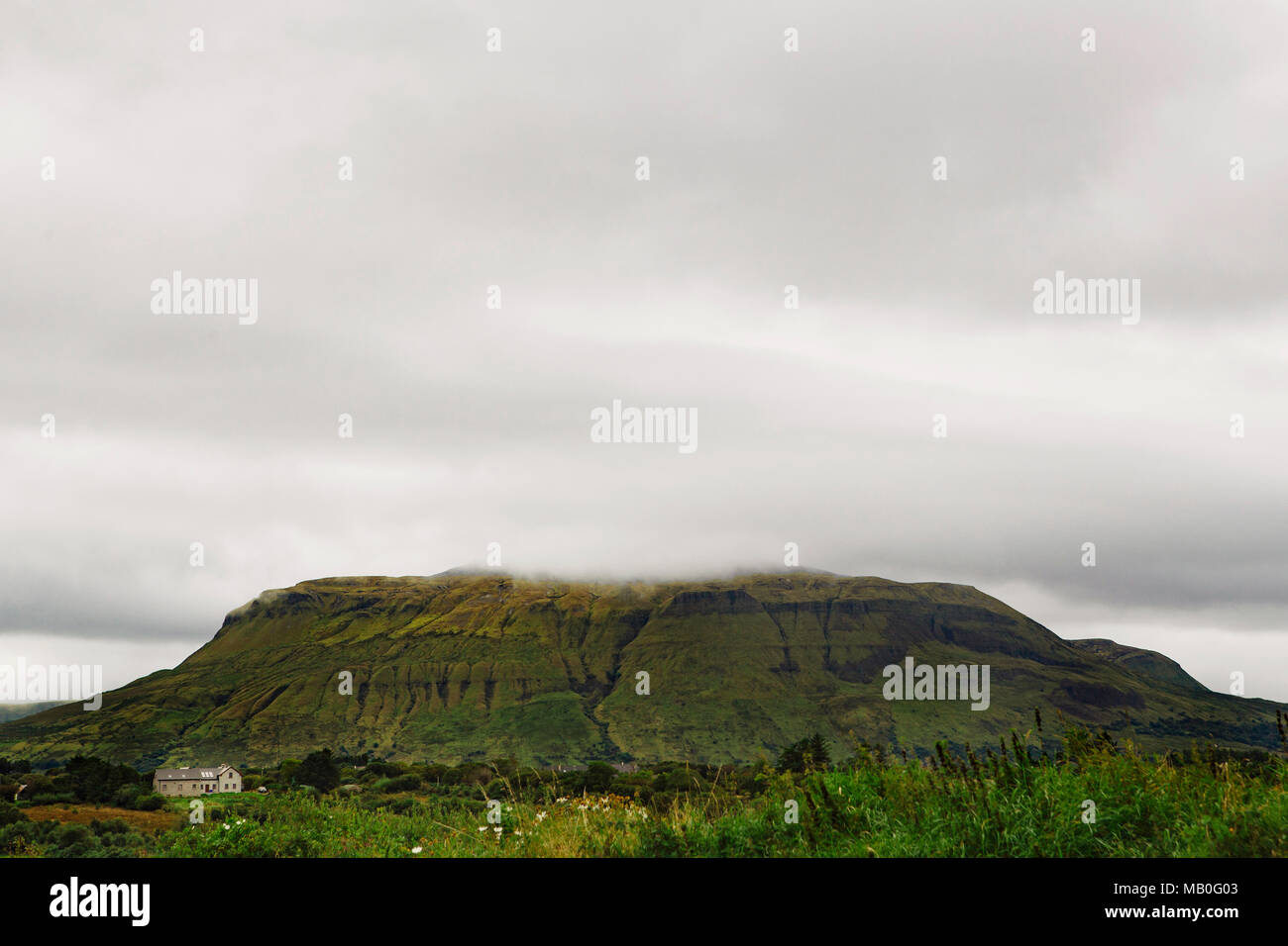 Benbulben con potrebbe coprire, paesaggio Foto Stock