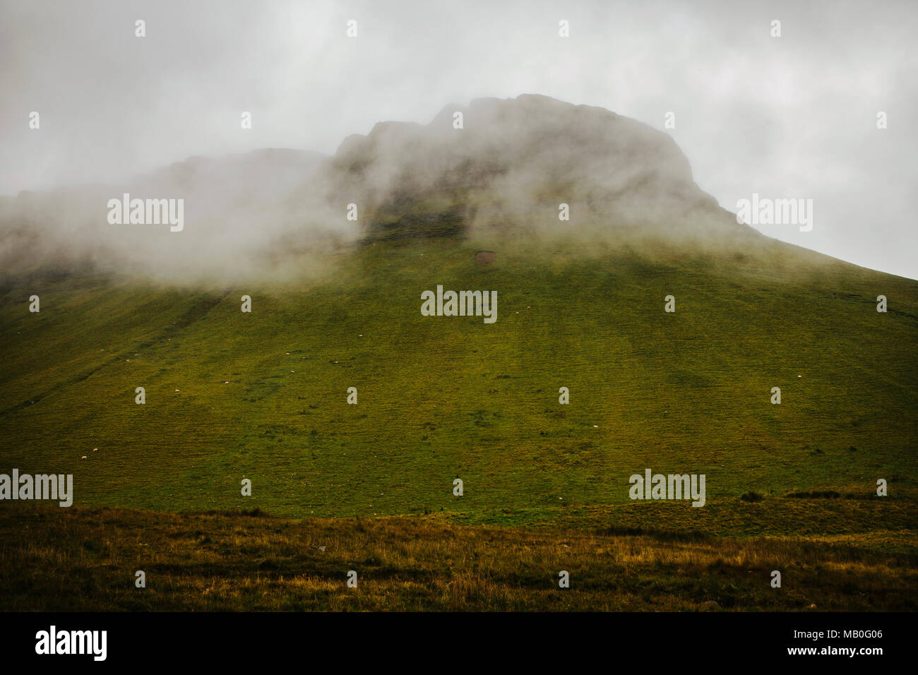 Benbulben con potrebbe coprire, paesaggio Foto Stock