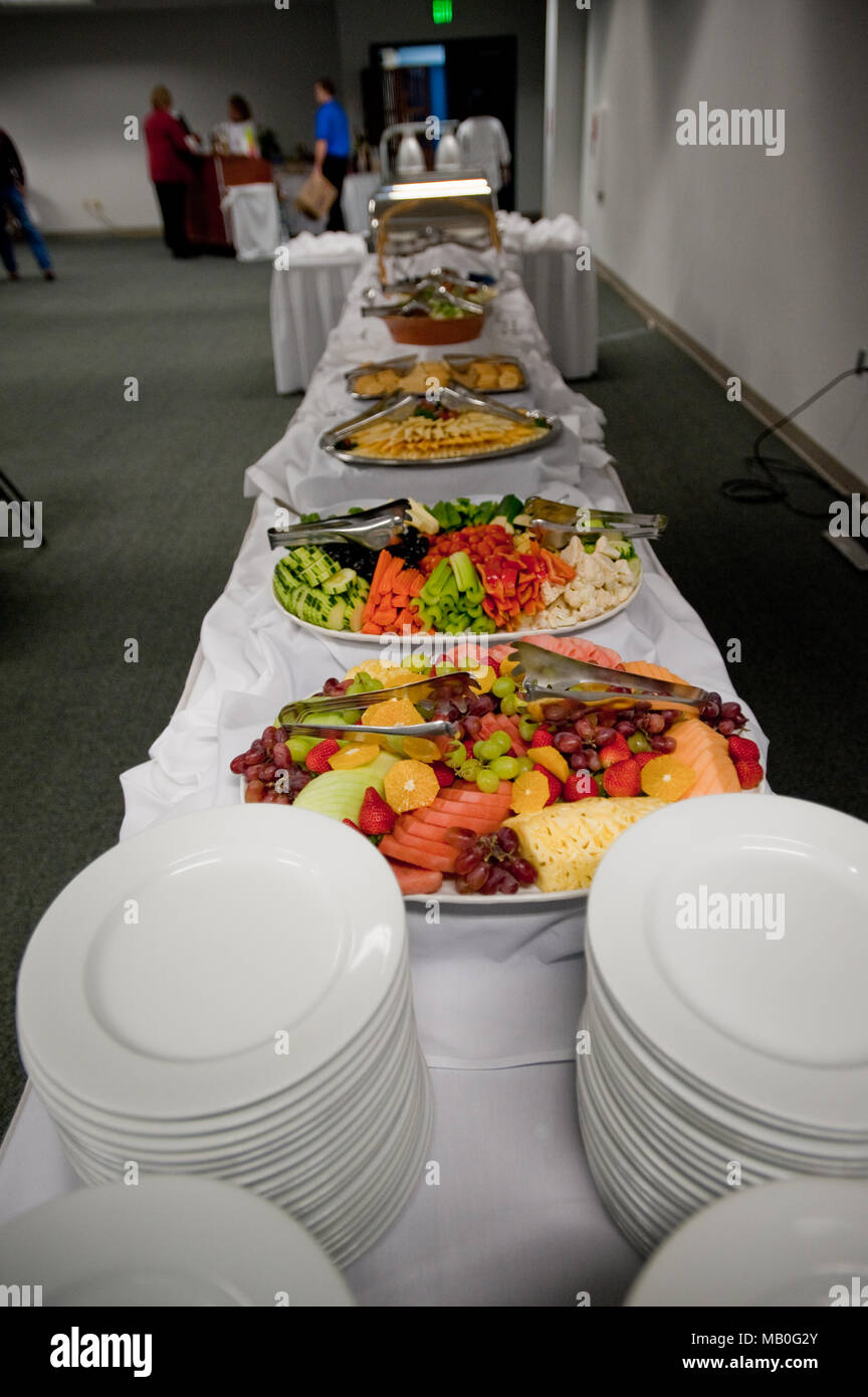 Un basso bilancio self serving tavolo buffet con insalate fresche, frutta Foto Stock