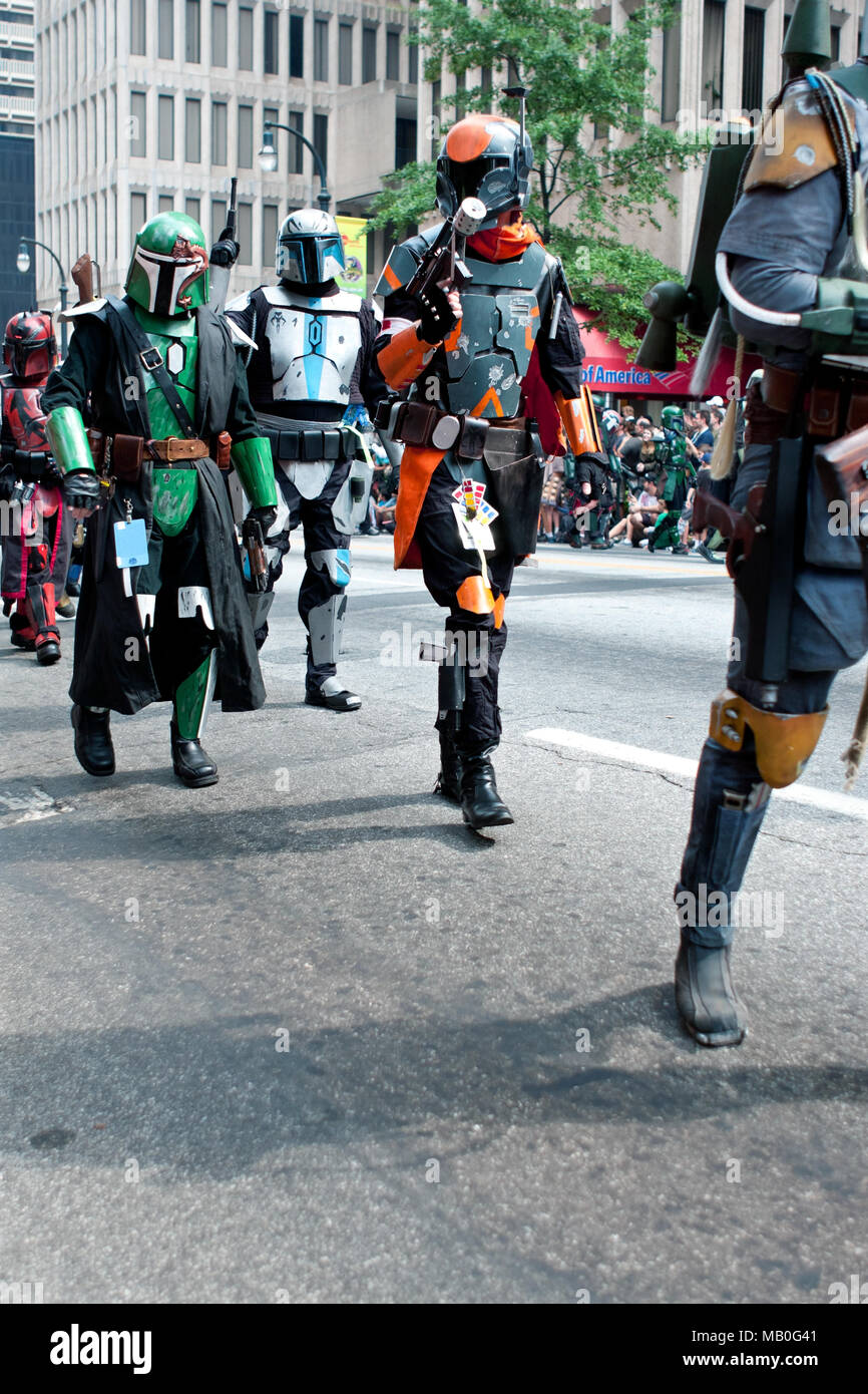 Atlanta, GA, Stati Uniti d'America - 31 agosto 2013: Mandalorian mercenari provenienti da film di Guerre Stellari a piedi percorrendo Peachtree Stree nel drago annuale con sfilata. Foto Stock