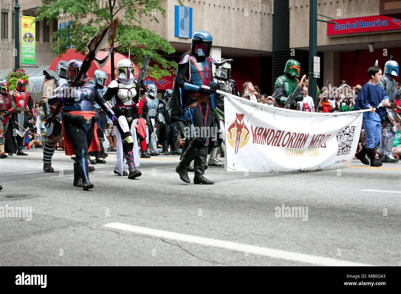 Atlanta, GA, Stati Uniti d'America - 31 agosto 2013: Mandalorian mercenari provenienti da film di Guerre Stellari a piedi percorrendo Peachtree Street nel drago annuale con sfilata. Foto Stock