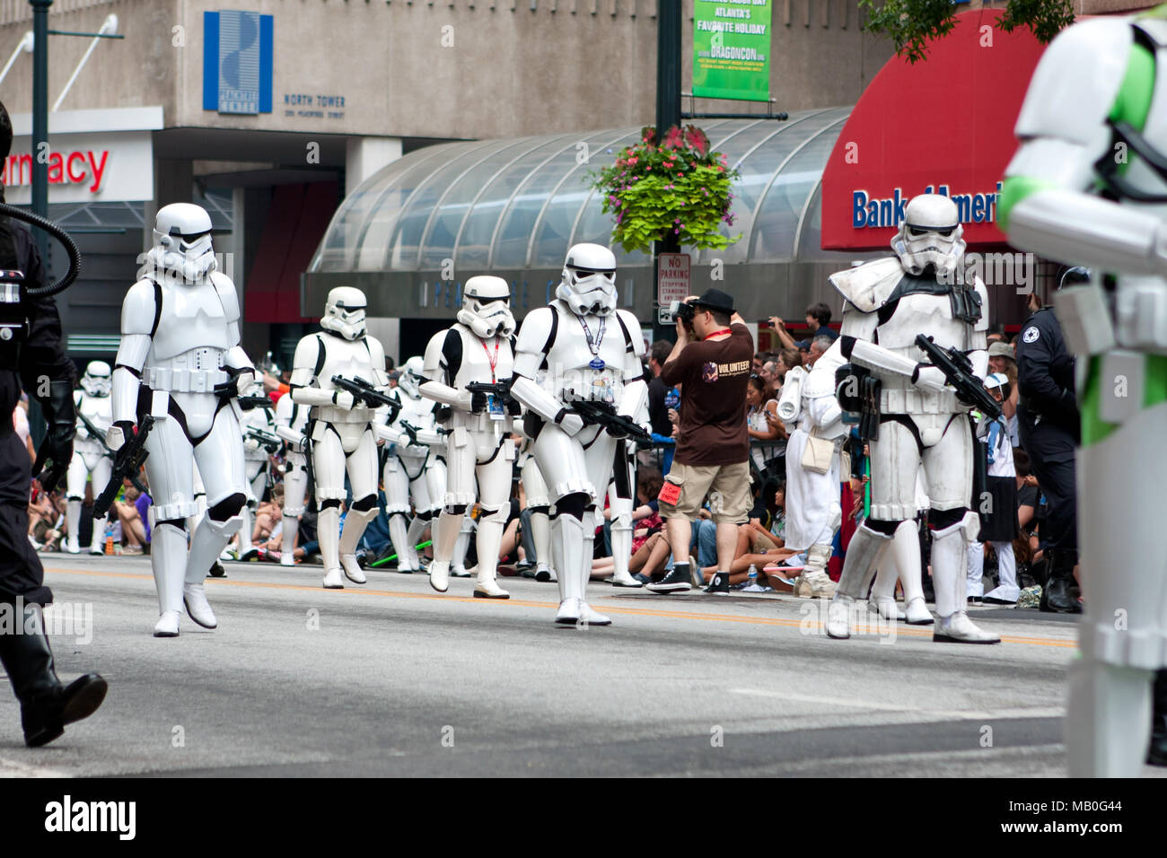 Atlanta, GA, Stati Uniti d'America - 31 agosto 2013: un gruppo di Star Wars storm troopers passeggiate da spettatori al drago annuale con sfilata su Peachtree Street. Foto Stock