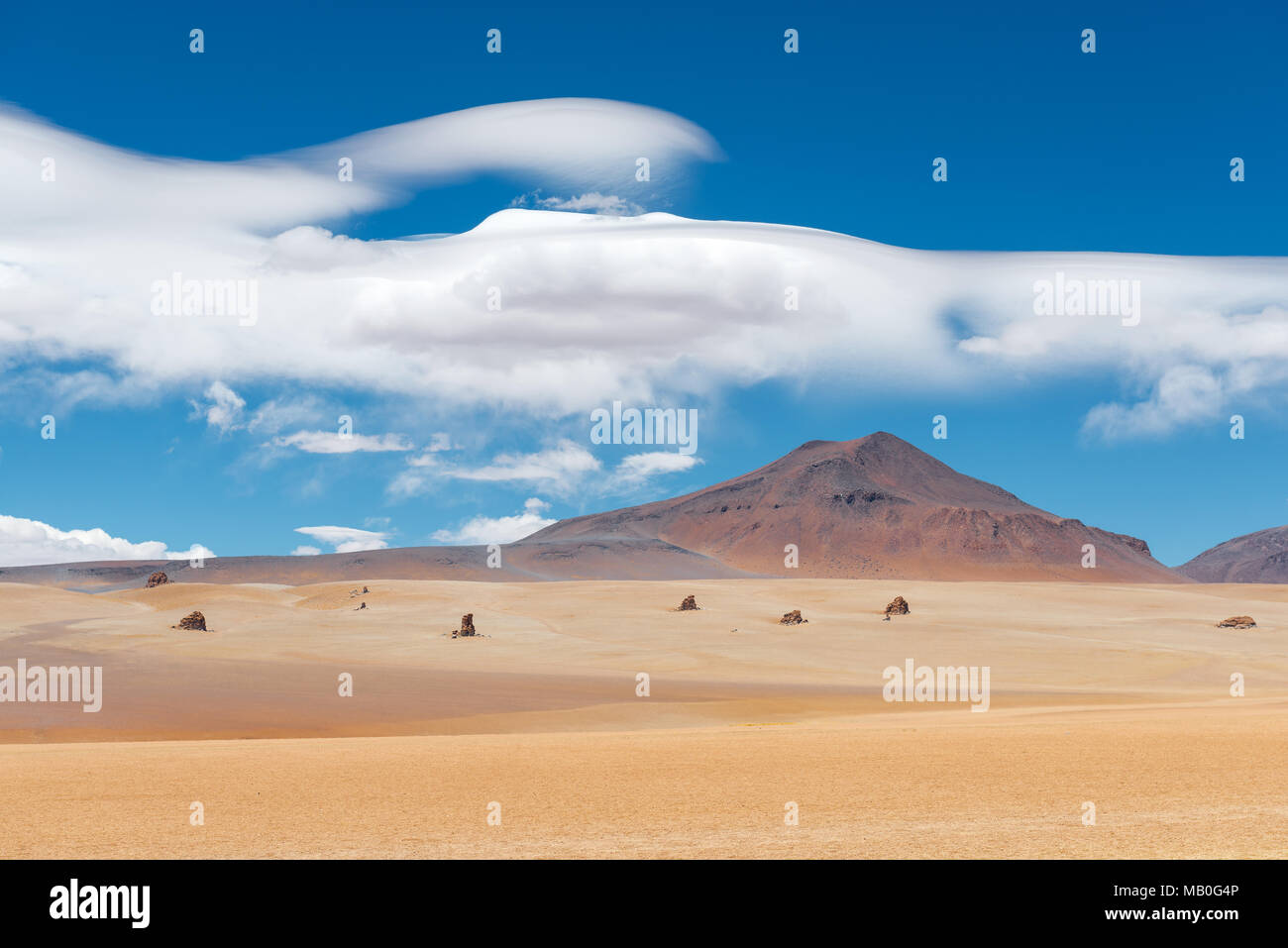 Il Dali deserto vicino al sale di Uyuni piatto (Salar de Uyuni) con formazioni rocciose e le nuvole che avrebbe potuto essere disegnata dal maestro stesso, Bolivia. Foto Stock