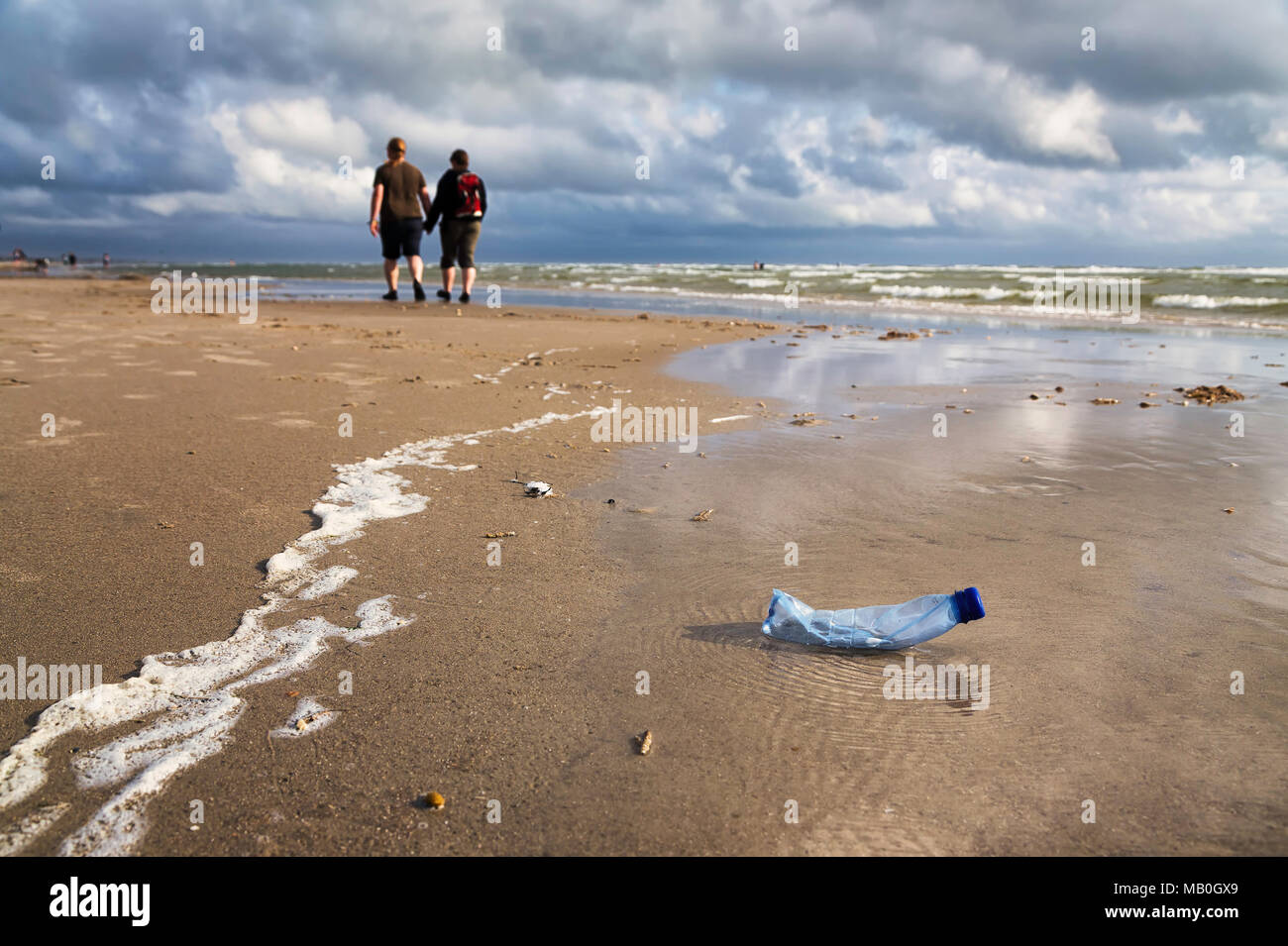 La bottiglia di plastica sulla riva di Fanoe Foto Stock