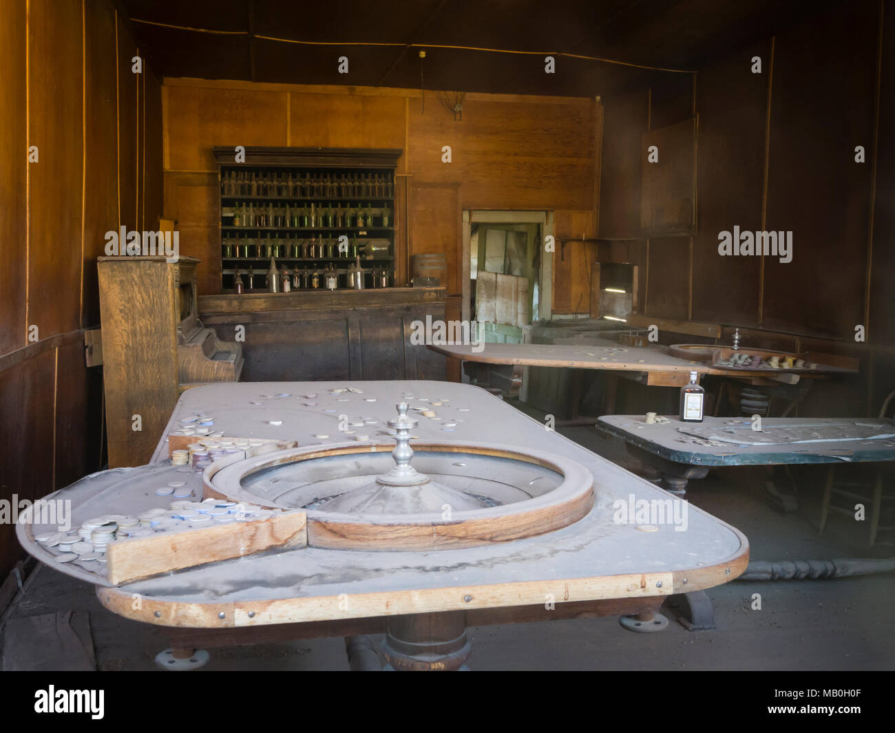 Guardare all'interno dell'abbandonato, desolati casinò e 3 volumi di Bodie State Historic Park, un ex Wild West gold rush boomtown, oggi una città fantasma. Foto Stock