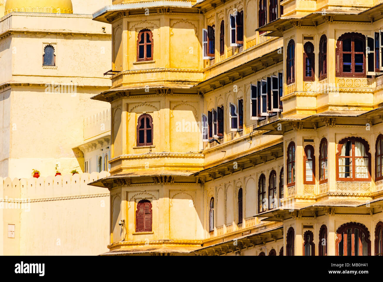 Finestre di Palazzo della Città, Udaipur, Rajasthan, India. Questo palazzo di Udaipur, che era destinato ad essere uno dei più grandi palazzi del mondo. Foto Stock