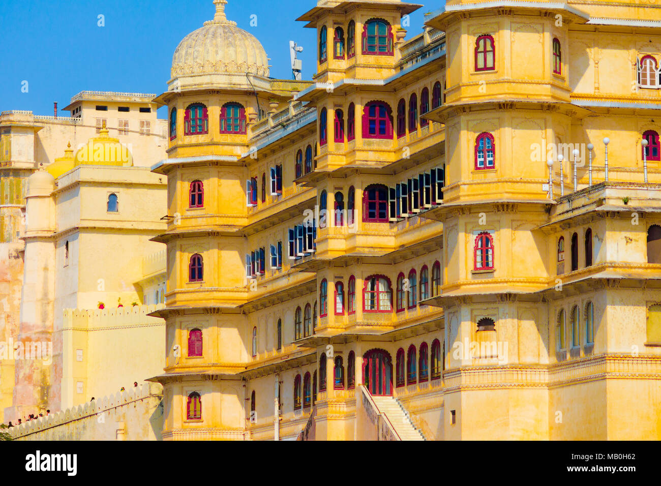 City Palace Udaipur Rajasthan in India. Si trova sulla riva est del lago Pichola. Foto Stock