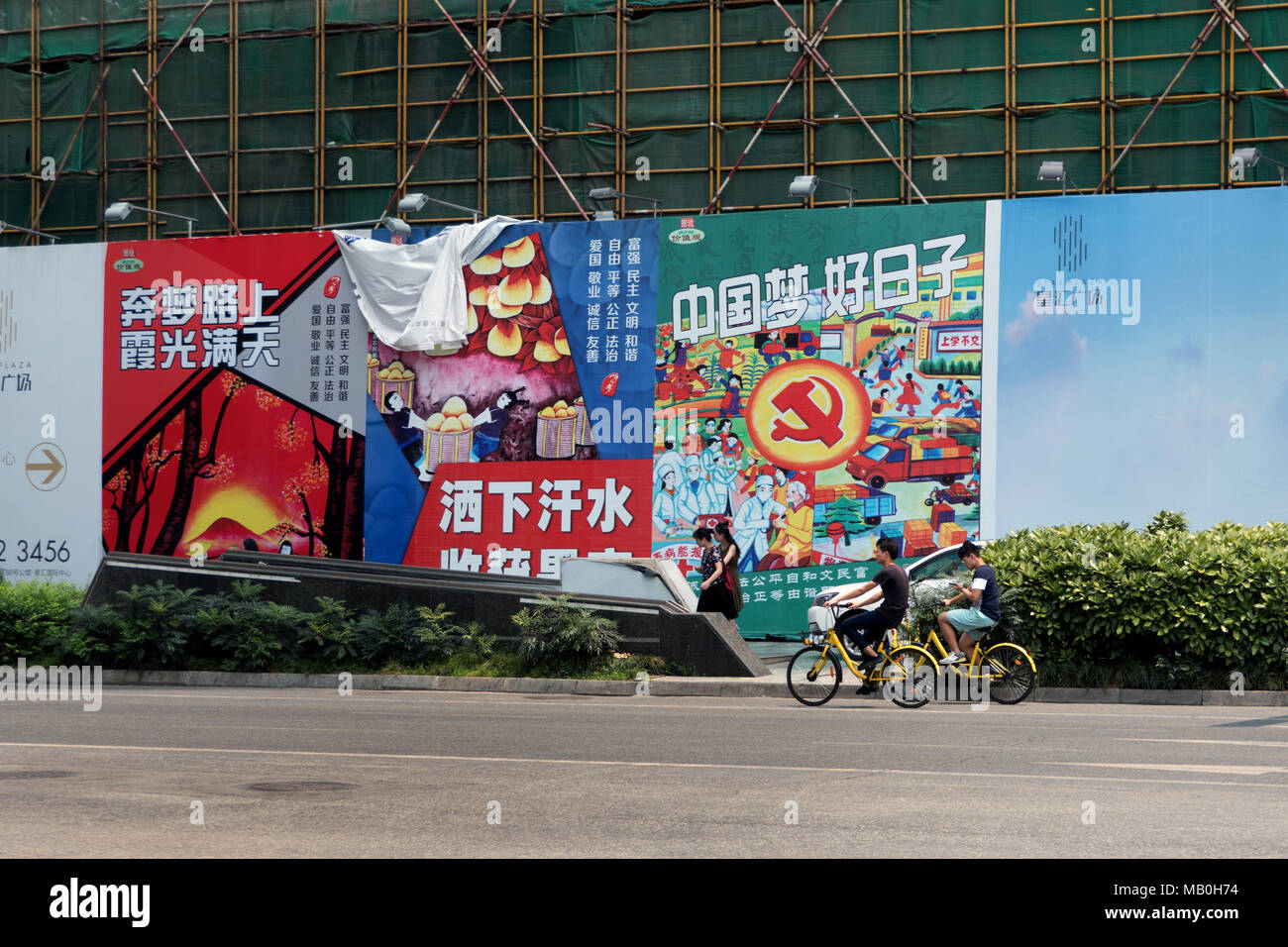 Le strade di Chengdu Sichuan, in Cina, Asia con la propaganda comunista poster Foto Stock
