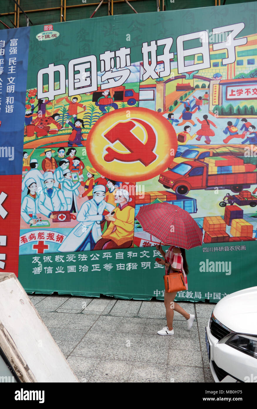 Le strade di Chengdu Sichuan, in Cina, Asia con la propaganda comunista poster Foto Stock