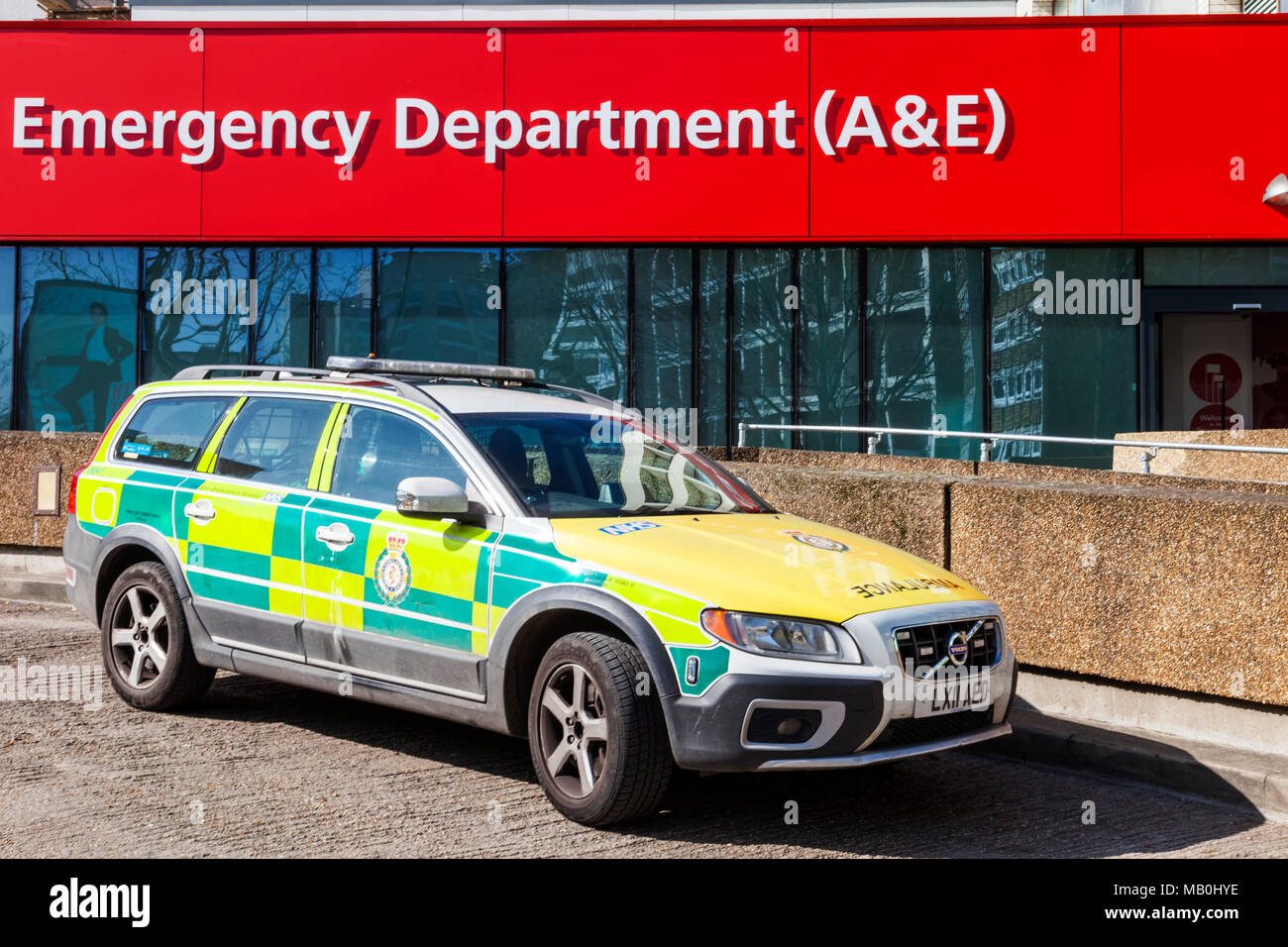 Inghilterra, Londra, St.Thomas Hospital, incidente e segno di emergenza e ambulanza Foto Stock