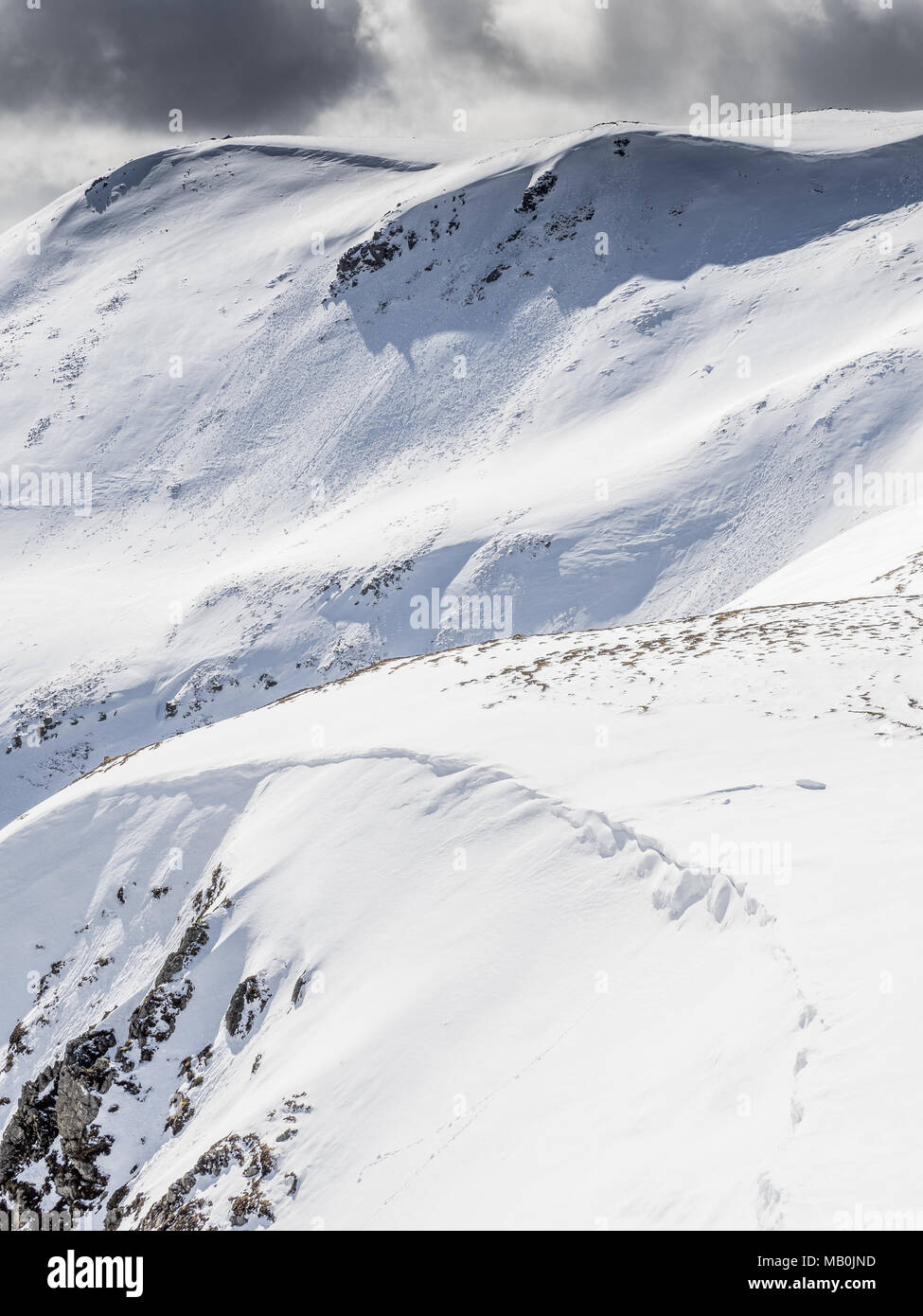 Fresco di detriti valanga su Carn nan Sac (920m) sulle colline sopra Glenshee Ski Centre in Cairngorm National Park, SCOZIA Foto Stock