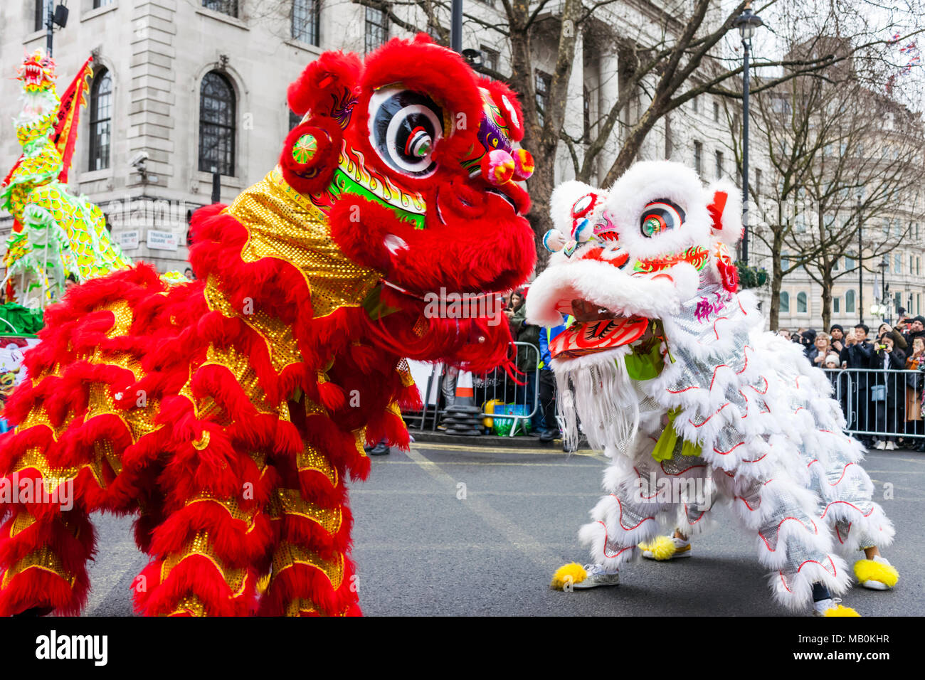 Inghilterra, Londra, Nuovo Anno Cinese Parade, bambino cinese che indossa la maschera di Lion Foto Stock