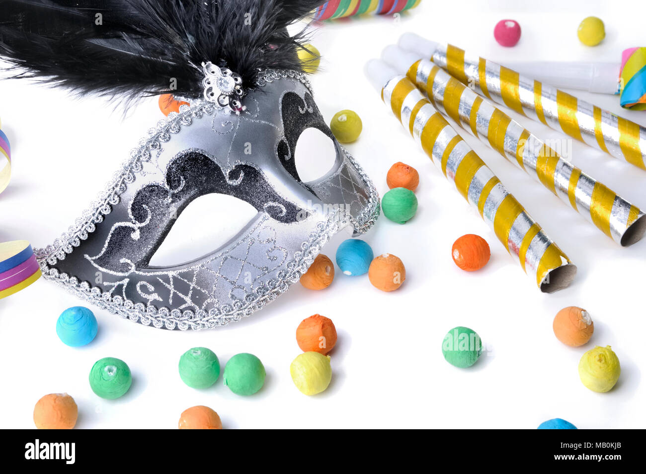 Bella maschera di Carnevale tra colorate cotillons su white white sfondi Foto Stock