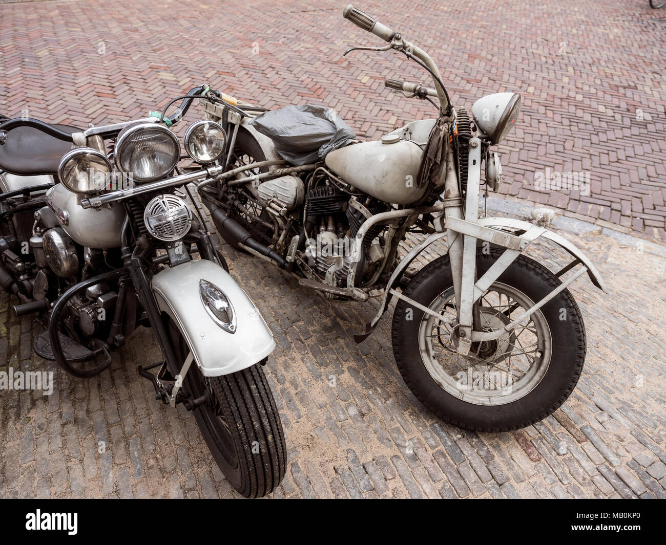 Due molto vecchia Harley Davidson Moto sulle vecchie di ciottoli stone  street Foto stock - Alamy