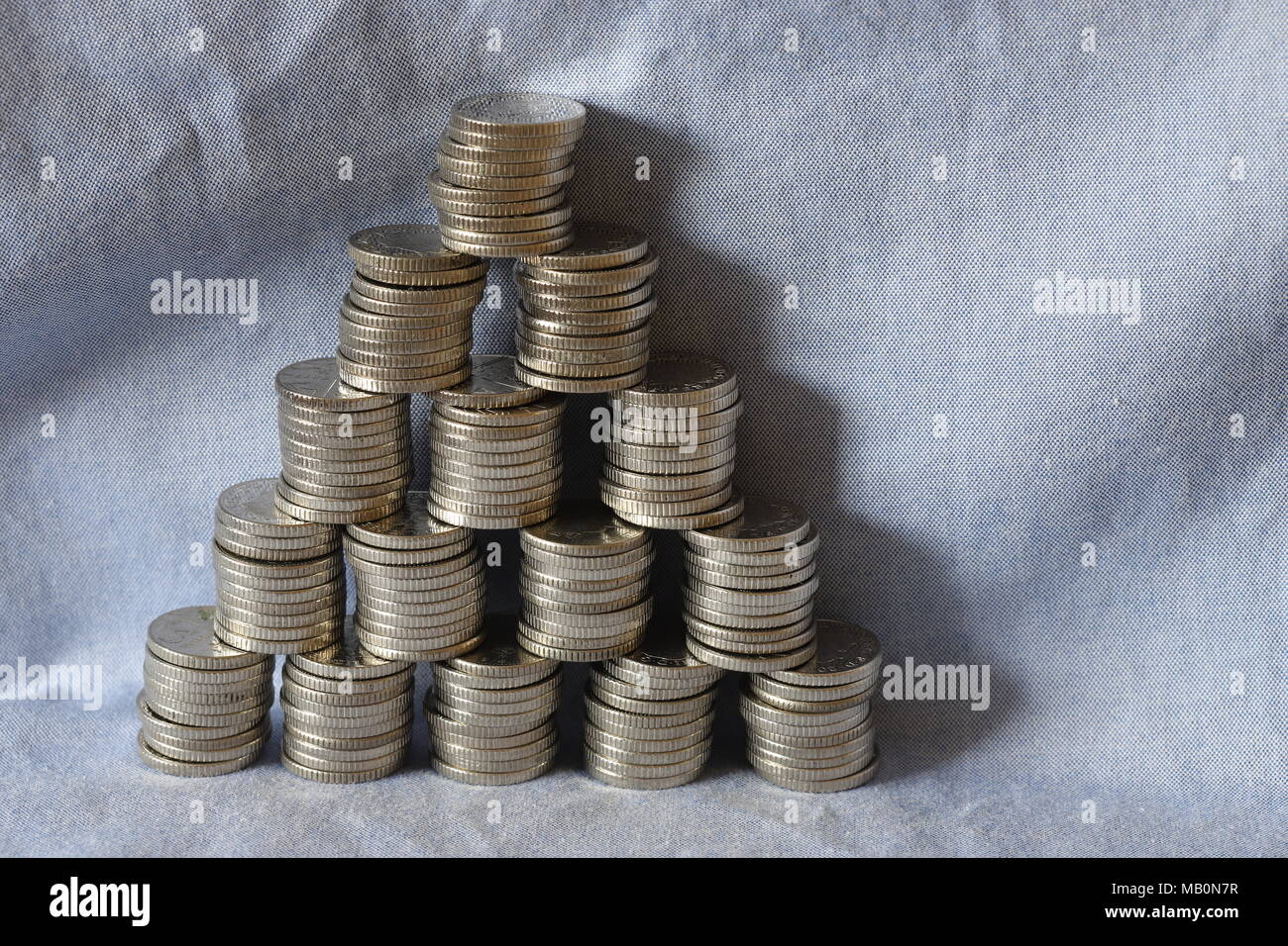 Piramide di stack corrente (2018) British 5p monete contro un fondo azzurro. Ogni pila mini = 10 monete/50p. Il valore totale delle monete illustrata è 7,90. Foto Stock