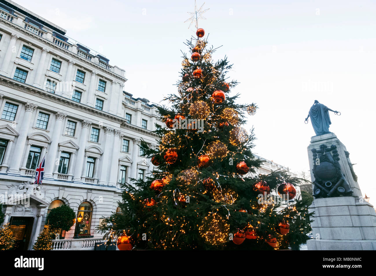 Inghilterra, Londra, Regent Street, Waterloo Place, il Sofitel London St James Hotel e albero di Natale Foto Stock