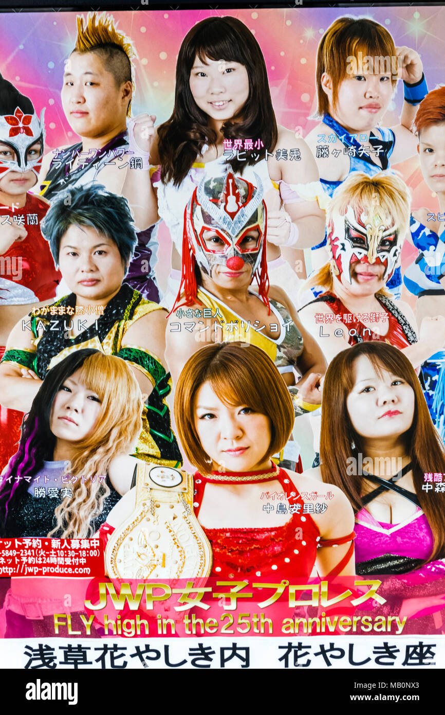 Giappone, Hoshu, Tokyo, Akihabara, poster pubblicitari di wrestling femmina Foto Stock
