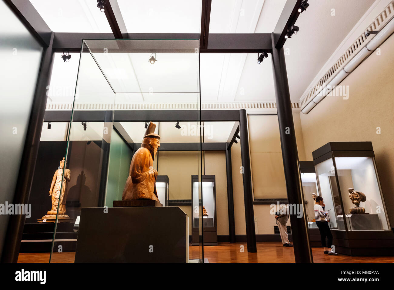 Giappone, Honshu, Tokyo, il parco Ueno, Museo Nazionale di Tokyo, Honkan Hall, statua lignea di seduto maschio divinità Shintoista da Daishogunhachi jinja sacrario in Foto Stock