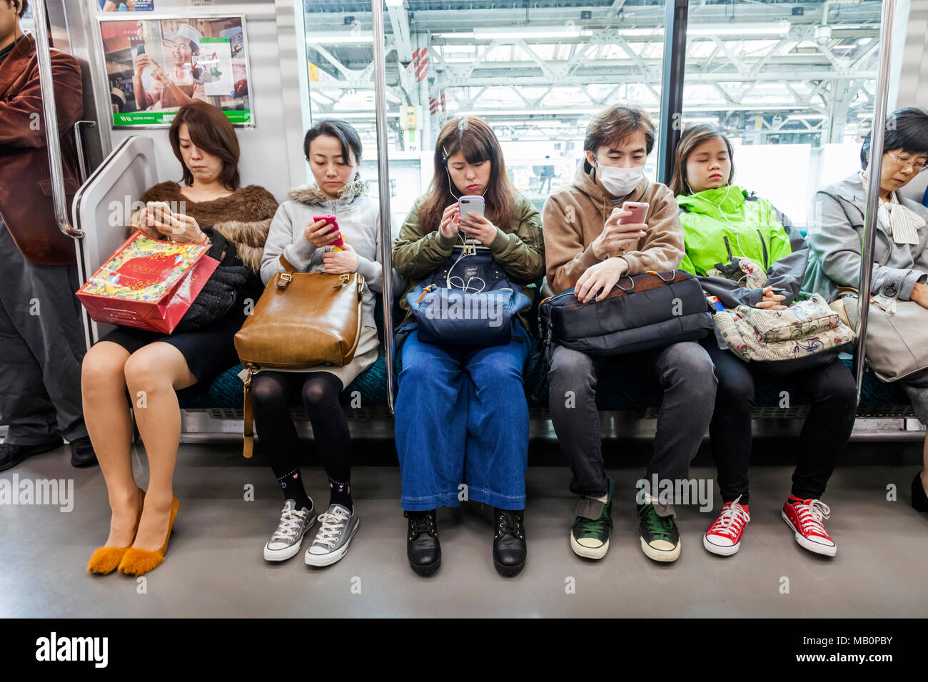 Giappone, Honshu, Tokyo, treno Yamanote Line, passeggeri Foto Stock