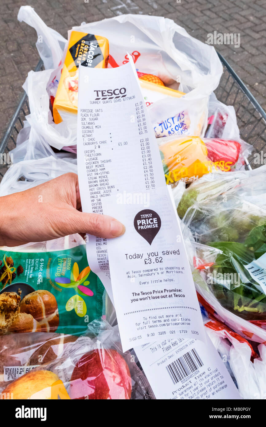 Inghilterra, Londra, carrello per supermercati e negozi ricevimento Foto Stock