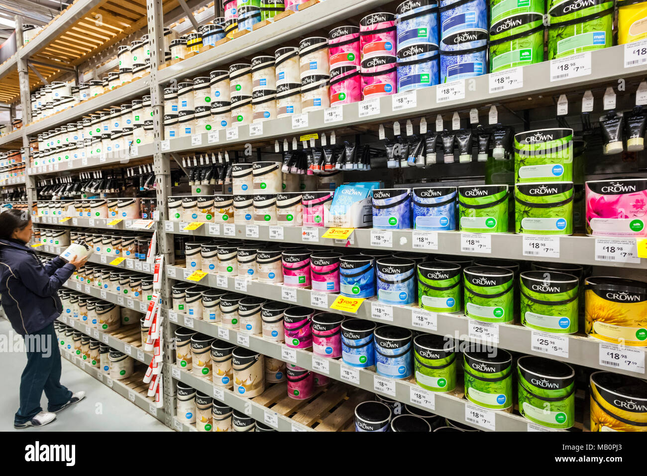 Inghilterra, Londra, DIY Store Visualizzazione dei barattoli di vernice Foto Stock