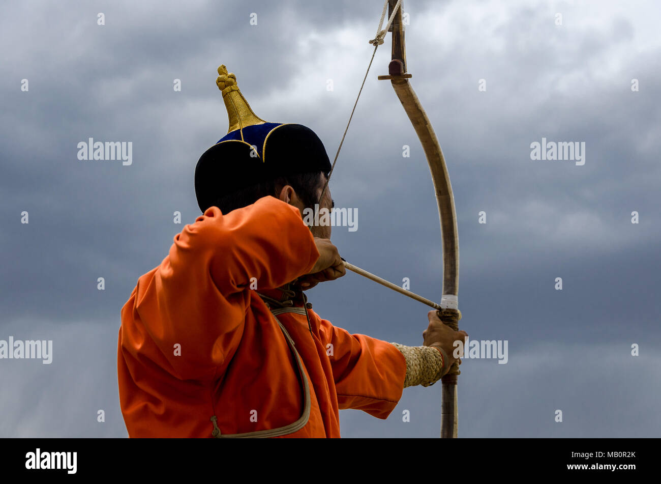 Gli uomini la concorrenza di tiro con l'arco, Naadam Festival, Murun Foto Stock