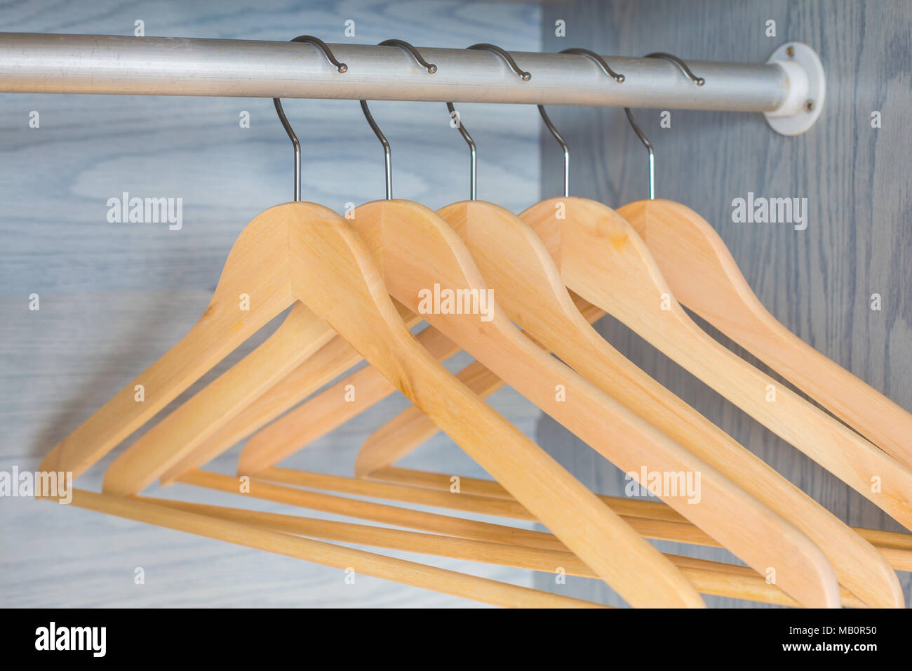 Rivestimento in legno appendiabiti a bastone appendiabiti Foto Stock