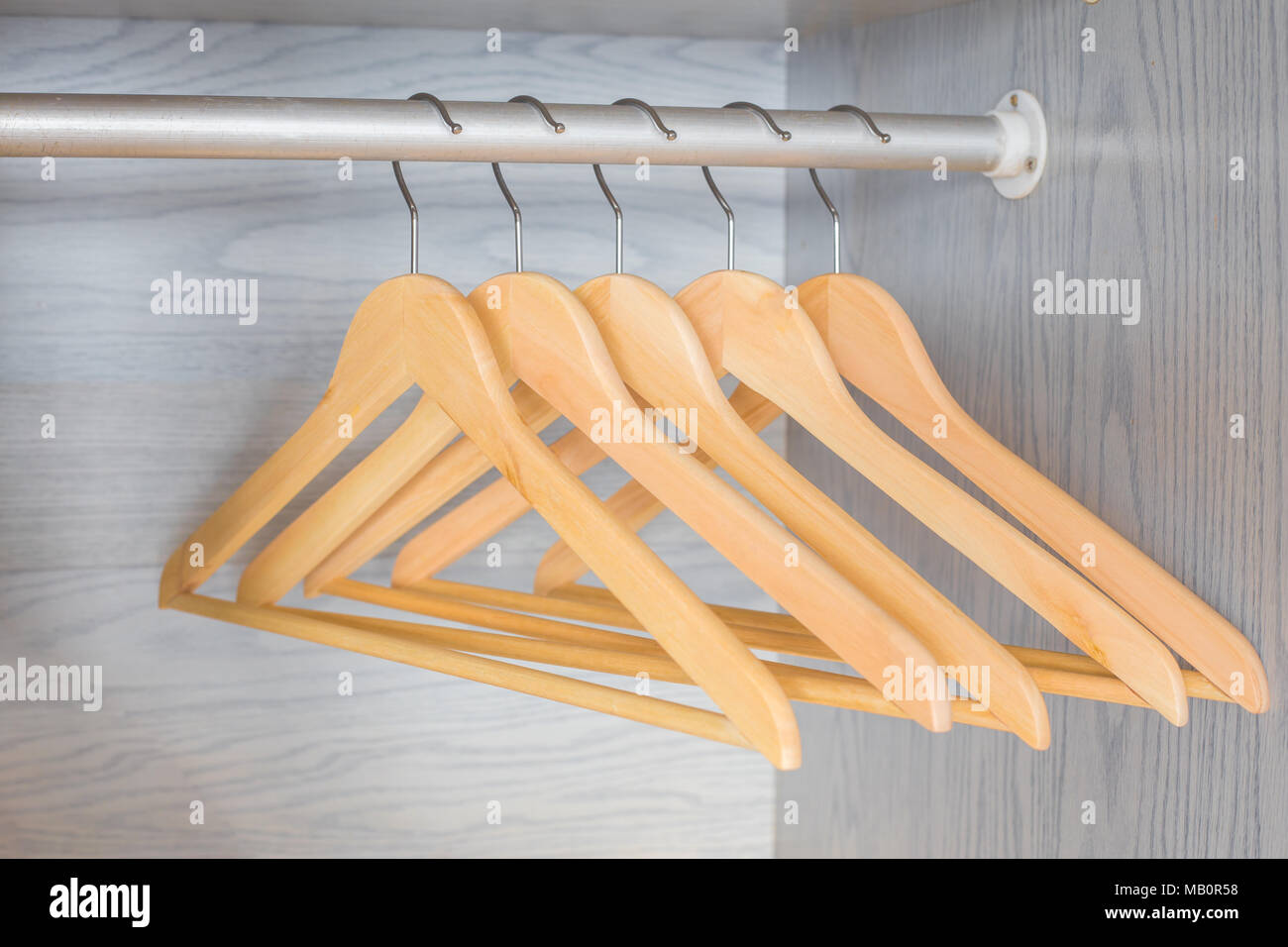 Rivestimento in legno appendiabiti a bastone appendiabiti Foto Stock
