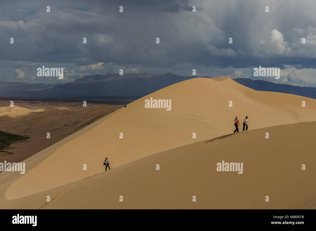 Salendo lo Khongoryn Els, deserto dei Gobi e Mongolia Foto Stock