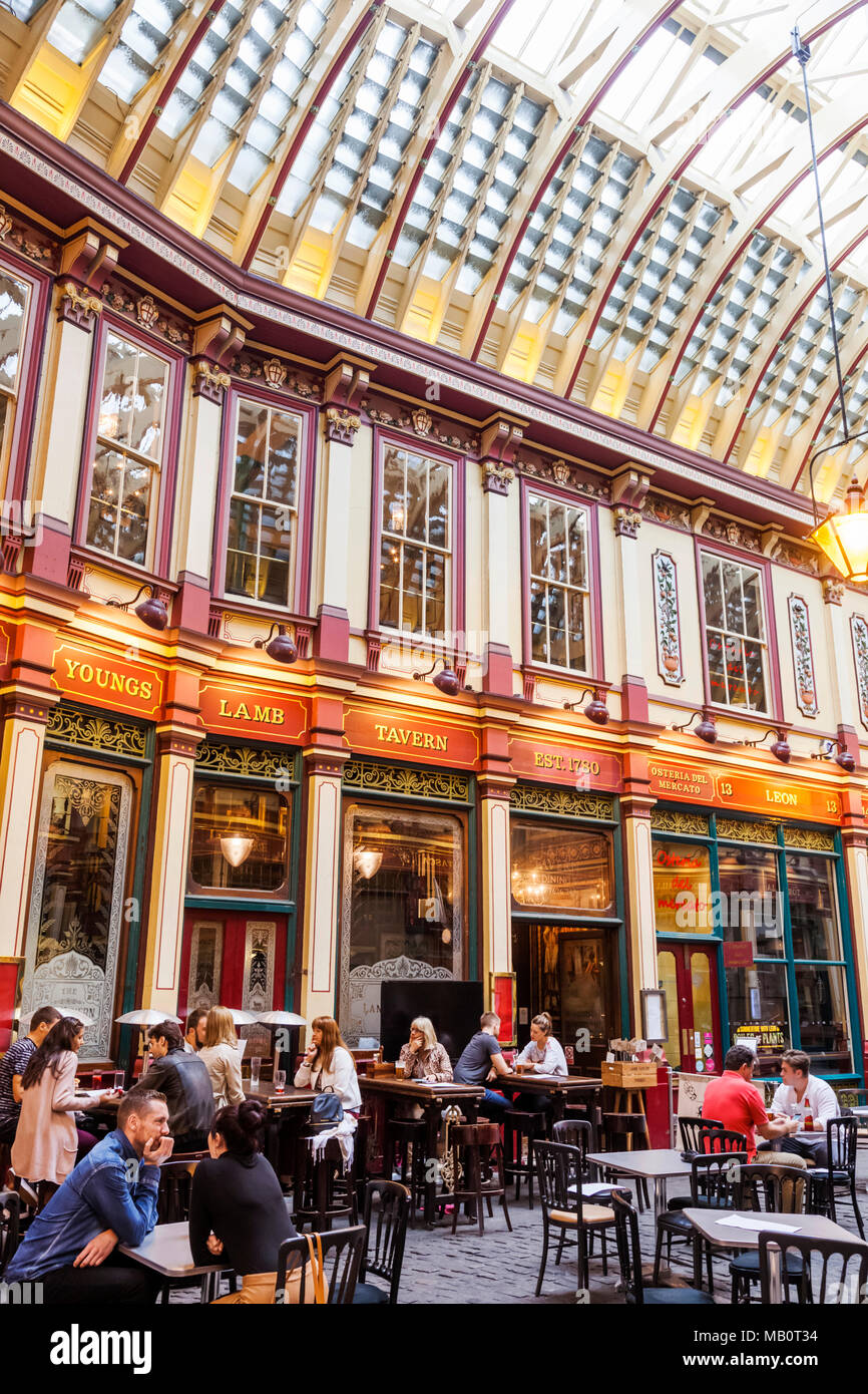 Inghilterra, Londra, la città, il mercato Leadenhall, Pub scena Foto Stock