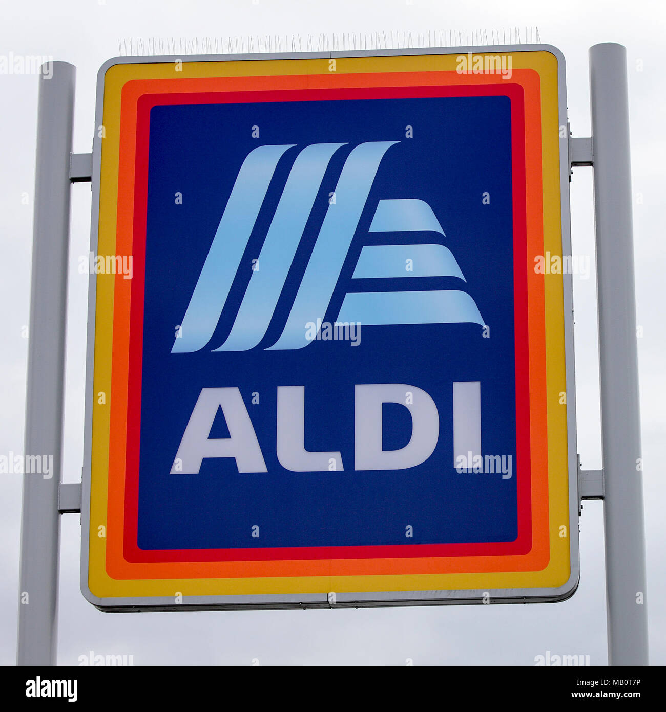 Una delle (20) immagini in questa serie relative alle imprese a Shrewsbury. Visto qui è popolare marchio Aldi a Shrewsbury in quadrato formato immagine. Foto Stock
