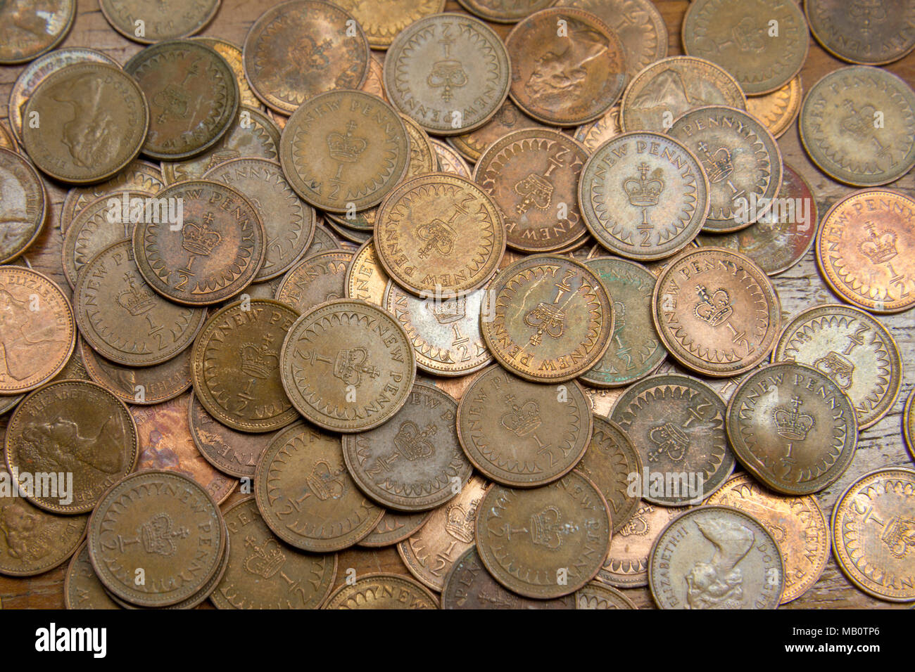 Una grande collezione di metà di spiccioli. La moneta è stata demonetised e ritirati dalla circolazione nel Dicembre 1984. Foto Stock