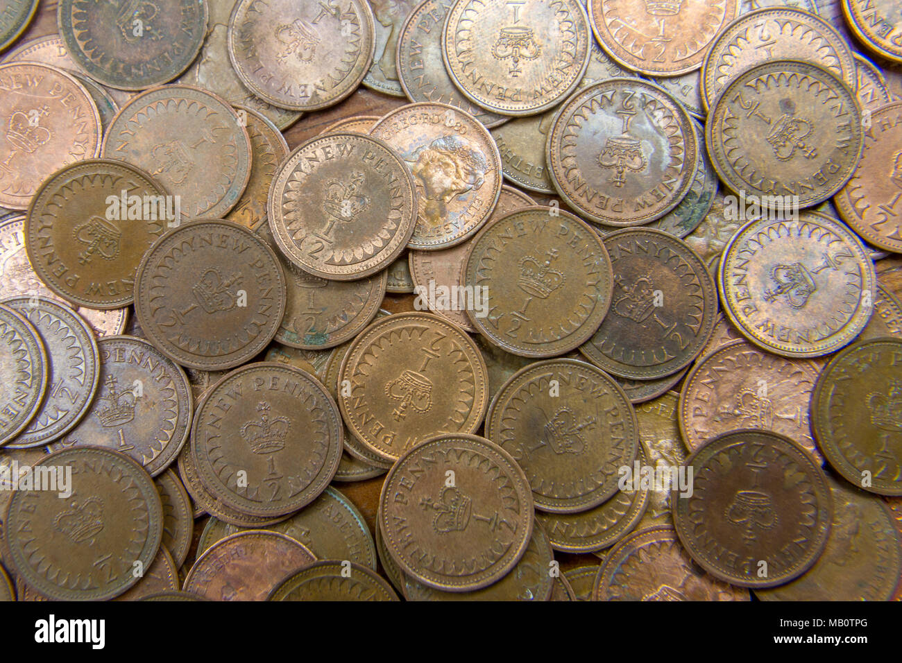 Una grande collezione di metà di spiccioli. La moneta è stata demonetised e ritirati dalla circolazione nel Dicembre 1984. Foto Stock