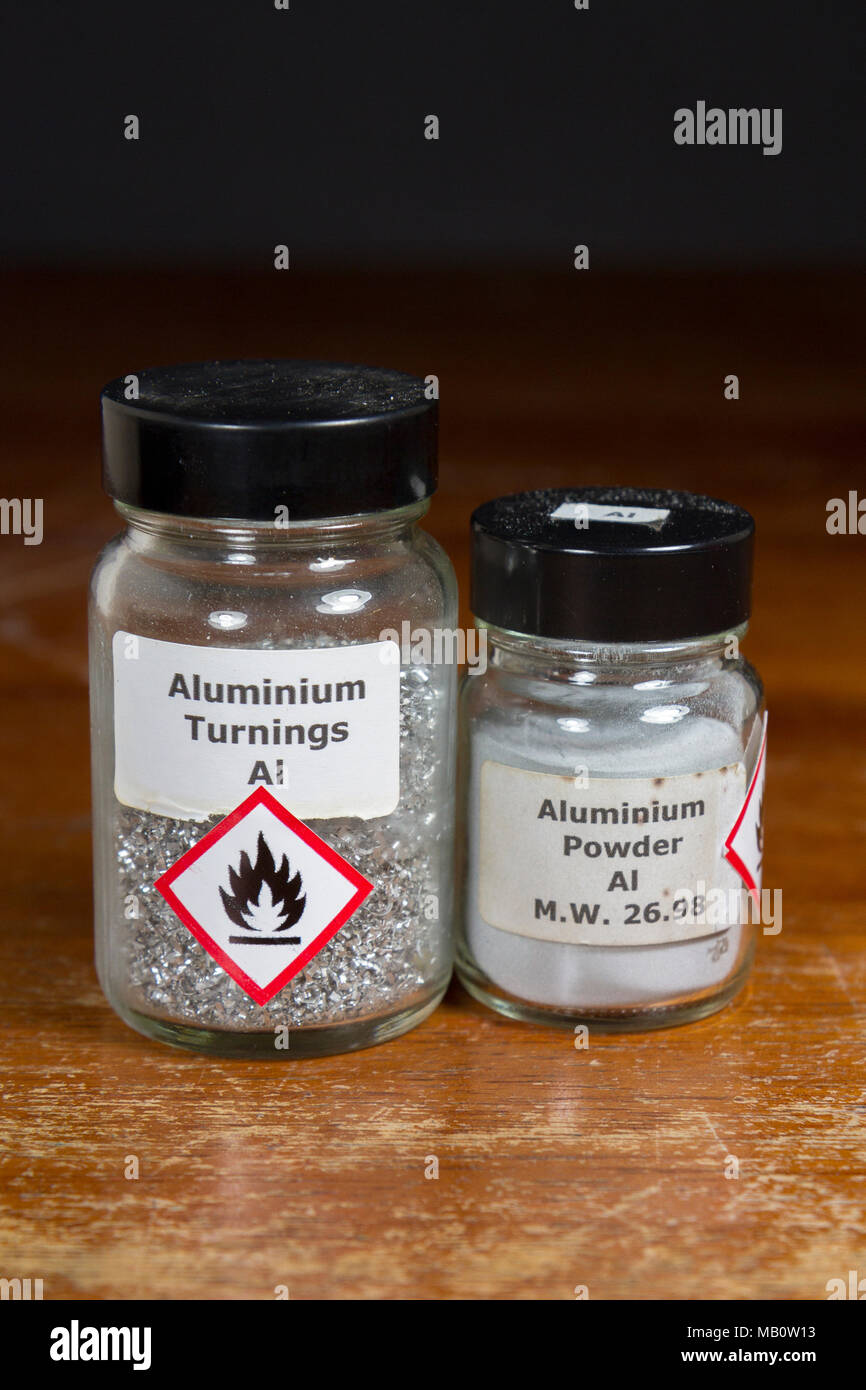 Barattoli di alluminio in trucioli e polvere di alluminio come usato in un Regno Unito scuola secondaria, Londra, Regno Unito. Foto Stock