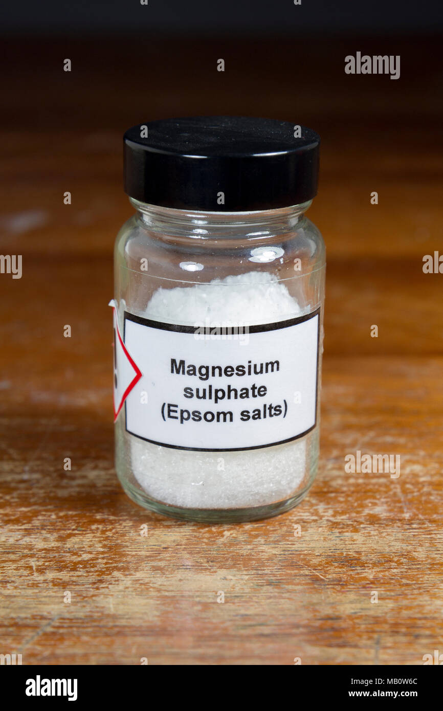 Un vasetto di solfato di magnesio o solfato di magnesio) i sali di Epsom come usato in un Regno Unito scuola secondaria, Londra, Regno Unito. Foto Stock