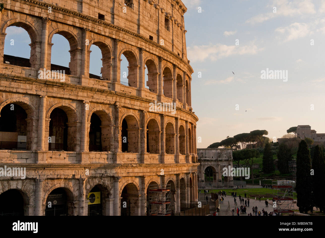 La luce di Roma e il Colosseo con l Arco di Costantino) Foto Stock