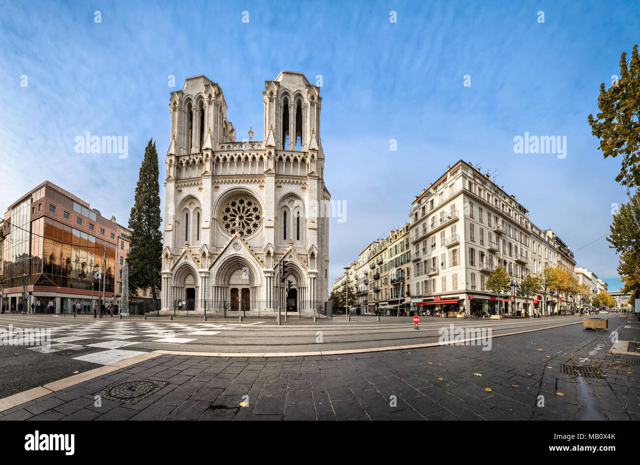 Vista panoramica della Basilica di Nostra Signora dell'Assunzione si trova in Avenue Jean Medecin a Nizza, Francia Foto Stock