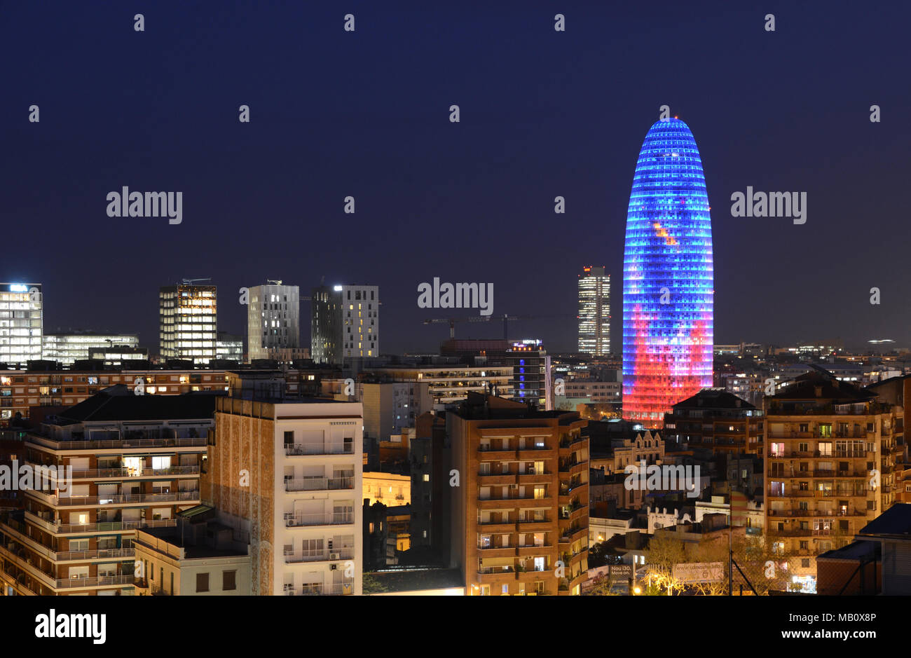 Torre Glories o Torre Agbar nell'urbano paesaggio notturno di Barcellona, in Catalogna, Spagna Foto Stock