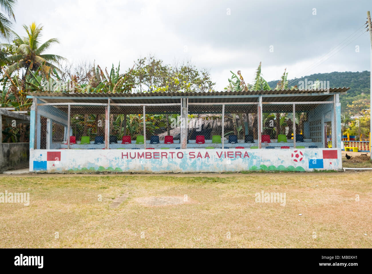 Puerto Obaldia, Panama - marzo 2018: Udienza tribune al campo di calcio / sport tribunale di Puerto Obaldia, Panama Foto Stock