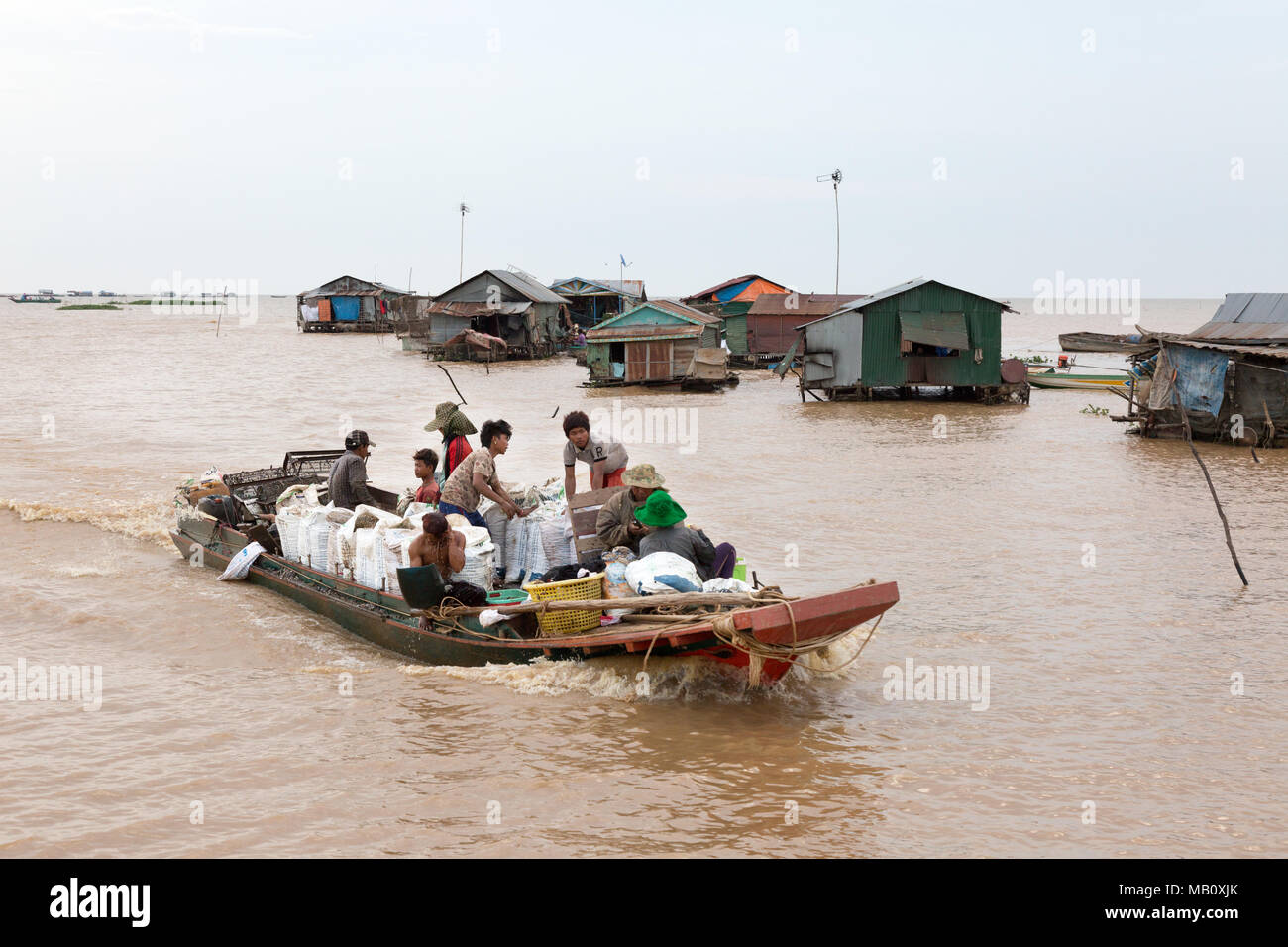 Il Tonle Sap Cambogia villaggio galleggiante con le case galleggianti e la casa delle barche, il Tonle Sap, Kampong Khleang, Cambogia Asia Foto Stock