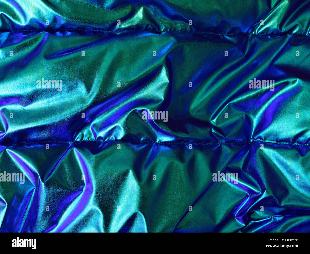 Blu lucido sfondo verde con texture tessili. Aspetto opalescente, tendenza moderna. Foto Stock